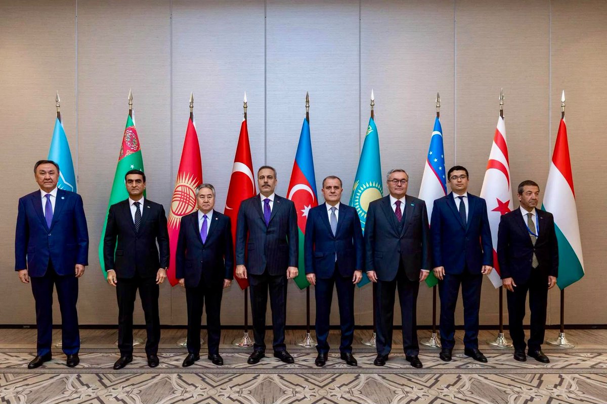 KKTC_Disisleri's tweet photo. Dışişleri Bakanı Ertuğruloğlu, TDT Gayriresmî Dışişleri Bakanları Konseyi Toplantısı’nda konuştu:
“TDT üyesi devletlerin dayanışması hayati önem taşımaktadır”
“Biz, iki ayrı devletin egemen eşitliği ve eşit uluslararası statüsü temelinde inşa edilecek bir çözüme bağlılığımızı sürdürüyoruz”

Dışişleri Bakanı Tahsin Ertuğruloğlu, Birleşmiş Milletler (BM) 81. Genel Kurul çalışmaları kapsamında New York’ta düzenlenen Türk Devletleri Teşkilatı (TDT) Gayriresmî Dışişleri Bakanları Konseyi Toplantısı’nda yaptığı konuşmada, Kıbrıs Türk halkına uygulanan insanlık dışı ambargoların gençleri, sporcuları, sanatçıları ve akademisyenleri uluslararası etkinliklerden dışladığını belirterek, bu baskıların üstesinden gelmek için TDT üyesi kardeş devletlerin göstereceği dayanışmanın hayati önem taşıdığını söyledi.
Konuşmasına, Hazar Denizi'ndeki tatbikatta şehit olan Kazakistan askerler için başsağlığı dileyerek başlayan Dışişleri Bakanı Ertuğruloğlu, “Kazak kardeşlerime taziyelerimi iletiyorum” dedi.

“TDT KURULUŞLARI İLE AKTİF BİÇİMDE BÜTÜNLEŞMEYE DEVAM EDİYORUZ”

KKTC’nin, Kasım 2022’de Semerkant Zirvesi’nde Türk Devletleri Teşkilatı’na gözlemci üye olarak katılmasından bu yana Türk dünyasındaki yerini aldığını vurgulayan Dışişleri Bakanı Ertuğruloğlu, şöyle konuştu:
“TÜRKPA, Türk Ticaret ve Sanayi Odaları Birliği, TÜRKSOY, Türk-Ay, Aksakallar Konseyi ve Türk Akademisi başta olmak üzere TDT işbirliği kuruluşları ile aktif biçimde bütünleşmeye devam ediyoruz. TDT’nin daimî istişare organı olan Aksakallar Konseyi toplantılarına düzenli ve istikrarlı bir şekilde katılım sağlıyoruz. Mayıs 2025’te ülkemiz, tüm üye devletlerin katılımıyla TDT Aksakallar Konseyi’nin 17. Toplantısı’na ev sahipliği yapmıştır.
Bunun yanı sıra, TDT’nin Akademik İşbirliği Platformu olan Türk Üniversiteler Birliği’nin 15 Ekim 2025 tarihinde Özbekistan’ın Taşkent kentinde gerçekleştirilen 8. Genel Kurul Toplantısı’nda, KKTC’deki yedi üniversitenin üyelik başvuruları kabul edilmiştir. Bu yıl başvuruda bulunan dört ilave üniversitemizin üyelik süreçlerinin de zamanı geldiğinde tamamlanması beklenmektedir. Bu doğrultudaki desteğiniz, büyük memnuniyetle karşılanacaktır. Ayrıca, Kasım 2025’te Türk Akademisi’ne gözlemci üye olmamızdan bu yana, Kuzey Kıbrıs Türk Cumhuriyeti, Akademi’nin faaliyetlerine düzenli olarak katılım sağlamaktadır, Ekim 2026’da Lefkoşa’da ‘Türk Dünyası Ekonomileri Raporu 2025’ başlıklı bir etkinliğe ev sahipliği yapmaya hazırlanmaktadır.”
“KKTC’NİN TEŞKİLAT BÜNYESİNDEKİ GÖRÜNÜRLÜĞÜNÜN ARTIRILMASI TÜRK DÜNYASINI DA GÜÇLENDİRECEKTİR”

KKTC’nin, Teşkilatın tüm alanlarına aktif şekilde katkı sağlama kararlılığında olduğunu ifade eden Dışişleri Bakanı Ertuğruloğlu, “TDT çatısı altında KKTC’nin görünürlüğünün artırılması, yalnızca Teşkilatımızı güçlendirmekle kalmayacak, aynı zamanda Türk Dünyası genelinde daha güçlü bağların kurulmasına da katkı sağlayacaktır.” dedi.
Dışişleri Bakanı Ertuğruloğlu, Kıbrıs Türk halkına yıllardır uygulanan haksız ve insanlık dışı ambargolara ve Türkiye’nin sarsılmaz desteği ile izolasyonların ağır etkisinin üstesinden gelme çabalarına işaret ederek, bu anlamda TDP üyesi devletlerin dayanışmasının hayati önemde olduğunu belirterek şöyle konuştu:
“Uluslararası toplumun Kıbrıs Rum kesimini destekleyen taraflı politikaları ile Kuzey Kıbrıs Türk Cumhuriyeti ve Kıbrıs Türk halkına uygulanan insanlık dışı ambargolar ve haksız izolasyon nedeniyle gençlerimiz, sporcularımız, sanatçılarımız ve akademisyenlerimiz uluslararası etkinliklerden dışlanmaktadır.
Bu nedenle, Kıbrıs Türk halkının haklı davasını ilerletme yönündeki çabalarımız açısından TDT üyesi devletlerin dayanışması hayati önem taşımaktadır. Bu bağlamda, kardeş Türk devletlerinden KKTC’nin Teşkilat içerisindeki rolünün güçlendirilmesine yardımcı olmalarını ve uluslararası alandaki haklı yerimizi desteklemelerini bekliyoruz. Ekonomik ve ticari iş birliğinden ortak kültürel, eğitim ve turizm girişimlerine kadar her alanda katkı sunmaya hazırız.”

“ÇÖZÜM, EGEMEN İKİ AYRI DEVLET”

Kıbrıs Türk tarafının 2021 yılında, güncelliğini yitirmiş ve defalarca başarısız olmuş “federasyon” modeline ilişkin mutabakatını resmen geri çektiğini hatırlatan Dışişleri Bakanı Ertuğruloğlu, şöyle devam etti.
“O tarihten bu yana, iki mevcut devlet arasında, her iki tarafın asli egemen eşitliğinin ve eşit uluslararası statüsünün resmen kabul edilmesi temelinde, adadaki mevcut iki bağımsız devlet arasında iş birliğine dayalı bir ilişkinin tesis edilmesi amacıyla müzakereler için yeni bir zemin oluşturulmasını savunuyoruz.
Biz, Kıbrıs Türk tarafı olarak, iki ayrı devletin egemen eşitliği ve eşit uluslararası statüsü temelinde inşa edilecek bir çözüme bağlılığımızı sürdürüyoruz. Zira adada farklı milliyetlere, dillere ve dinlere sahip iki halk bulunmakta ve her biri kendi toprakları üzerinde egemenlik kullanmaktadır.
Bu nedenle, uluslararası toplumun Kıbrıs Türk halkının özden gelen haklarını tanımasının ve yaşadığımız insanlık dışı ayrımcılığın sona ermesinin artık zamanı gelmiştir.”

ANKARA ZİRVESİ HAZIRLIĞI VE LEFKOŞA’YA DAVET

Türkiye Cumhuriyeti’nin KKTC’ye her alanda sarsılmaz desteğine vurgu yapan Dışişleri Bakanı Ertuğruloğlu, 30 Ekim’de Ankara’da düzenlenecek TDT 13. Zirvesi’ne katılım için hazırlıkların sürdüğünü kaydetti.
TDT Genel Sekreteri ve üye ülke bakanlarını KKTC’ye davet eden Dışişleri Bakanı Ertuğruloğlu, “Türk Devletleri Teşkilatı tarafından KKTC’de düzenlenecek bir etkinlikte sizleri ağırlamaktan büyük onur duyacağız.” dedi.