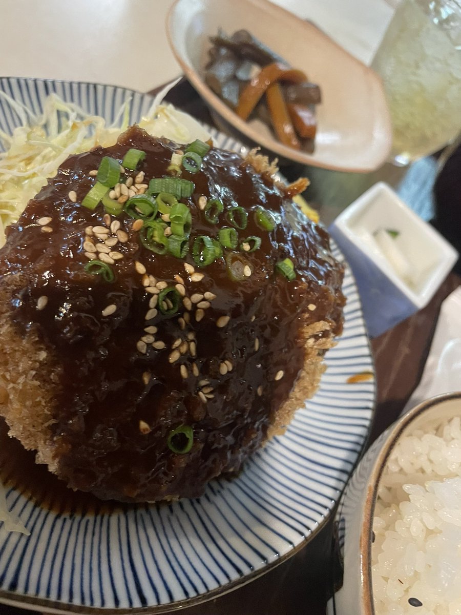 yamadaya280's tweet photo. 忘れてた！夜もうオープンしてます笑
茄子チーズメンチカツもまだご用意できます。

カツ丼ですが予約締め切り9/28ですが9/27がお休みですので電話出られません💦あと少し余裕があります。本日お電話かDMにてお願いします https://t.co/92hbUhh5X2