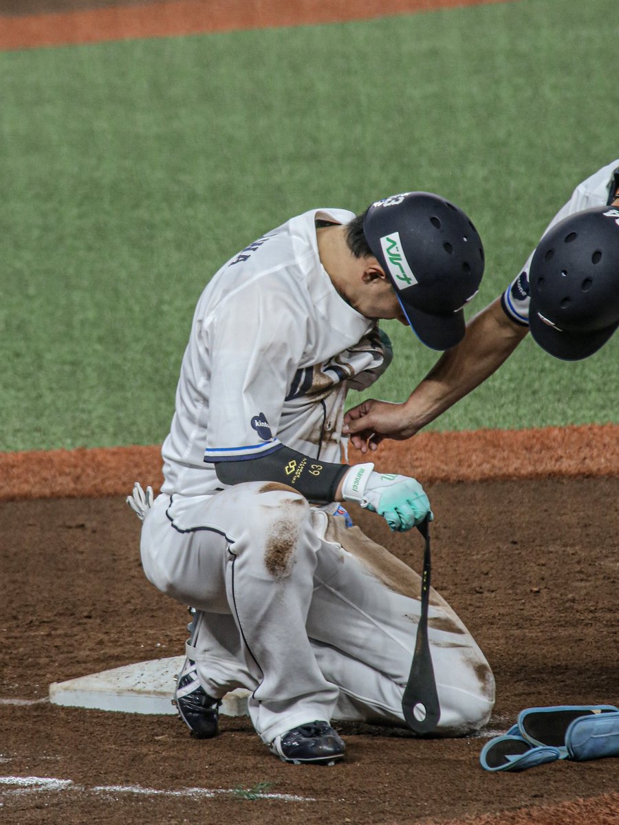 DoanLions19's tweet photo. 6回のゲッツーの時に一枚目が破れていましたね📷✨偶然撮ってました📷
#ライオンズ #seibulions #長谷川信哉 https://t.co/0IoEvEAzJP