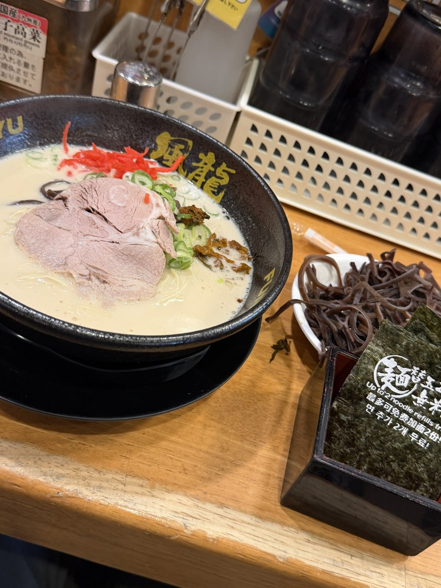 serverSE's tweet photo. ニュー新橋ビル近くの「博多風龍」で豚骨ラーメン（800円）に海苔＆キクラゲ追加！卓上の高菜、紅生姜、ニンニク、ゴマで味変を楽しむ定���の味。なんと替え玉2杯無料（今回は1杯だけ）で、麺の硬さ別カードを出すシステムも便利。新橋のサラリーマンと呑兵衛の胃袋を支える最高の一軒です！ https://t.co/aVdhYykqBj