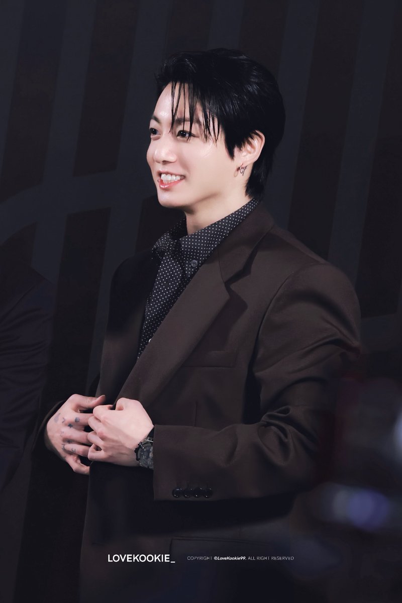 LoveKookie99's tweet photo. 260924 HUBLOT HQ

귀여움 ver.

#JUNGKOOKxHUBLOT
#HUBLOT #ウブロ 
#정국 #JUNGKOOK #방탄소년단 #BTS https://t.co/nQHCY6lq5Z