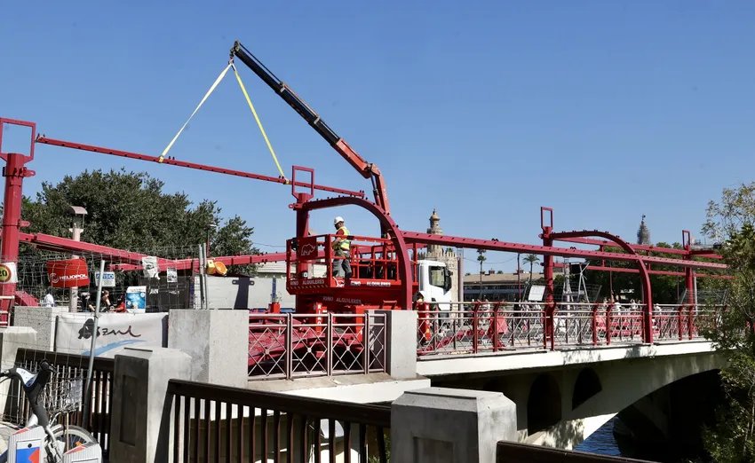 JavierGmezC's tweet photo. Lo de los toldos del Puente de San Telmo, telita. Parece que están montando el Jaguar de Isla Mágica. 
#sevilla https://t.co/6lQZ4ufIei