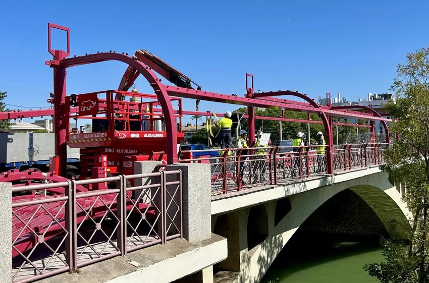 JavierGmezC's tweet photo. Lo de los toldos del Puente de San Telmo, telita. Parece que están montando el Jaguar de Isla Mágica. 
#sevilla https://t.co/6lQZ4ufIei