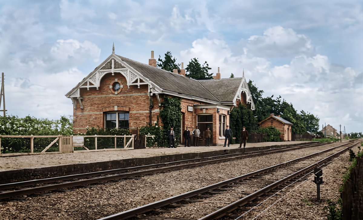 wimbeerden's tweet photo. Station van de dag 
25 september 2026
Het station van Heino oorspronkelijk uit 1881.
Foto´s door mij genomen op 20 augustus 2015 en aangevuld meteen foto uit 1900 verbeterd met AI. https://t.co/YuusTSgiMm