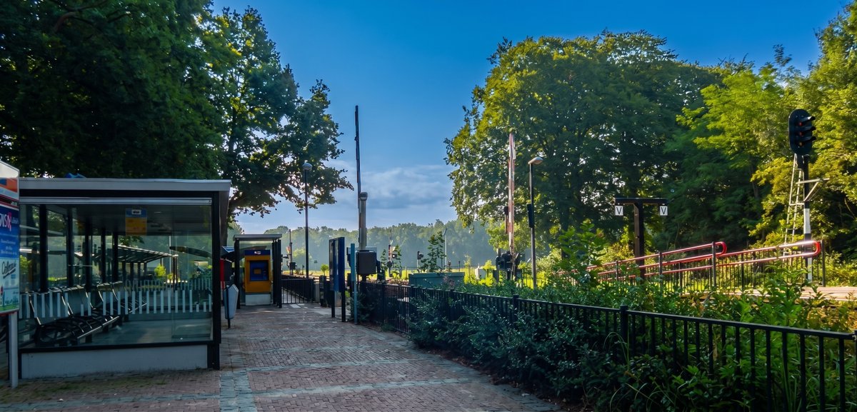 wimbeerden's tweet photo. Station van de dag 
25 september 2026
Het station van Heino oorspronkelijk uit 1881.
Foto´s door mij genomen op 20 augustus 2015 en aangevuld meteen foto uit 1900 verbeterd met AI. https://t.co/YuusTSgiMm