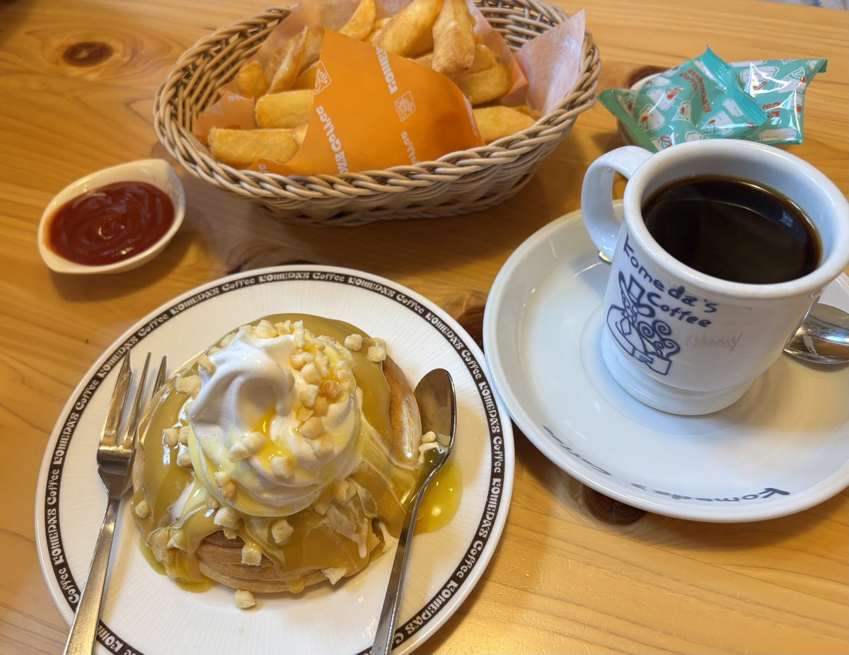 miu3_remon13's tweet photo. コメダでコーヒー☕️
期間限定頼んでしまうよなぁ…
焼き芋味めちゃうまいぃぃ！！ https://t.co/MNKwAck5ot