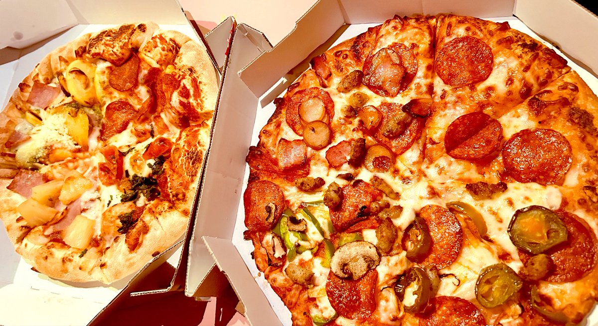 unihara0926's tweet photo. Liminal Sick Pizza Blueの実況を観ながらピザを食べる誕生日 https://t.co/nuTiHbKdle