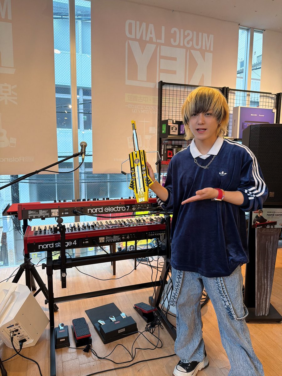 Akito_Shirai's tweet photo. nordセミナー in 大阪、月末でお足元悪い中にも関わらず沢山ご来場頂きありがとうございました！
おかげ様で帰国早々とても楽しく出来ました✌️
なんとその場で購入された方もいてメチャ嬉しかったなぁ😭

1人でも多くの方にnordキーボードの魅力が沢山伝わっていれば幸いです✨
またやる際はどしどしお越し下さいませ🙌

久々大阪のたこ焼きも食べれて嬉しかったなぁ〜やっぱ日本食大好き🫰おおきに〜🐙

#nord
#阪神仕様のNuRadも置いてたよ