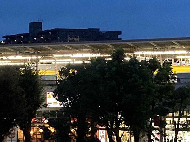 yataka_k's tweet photo. 黄色い新幹線止まってた。 https://t.co/lVloeNHszJ