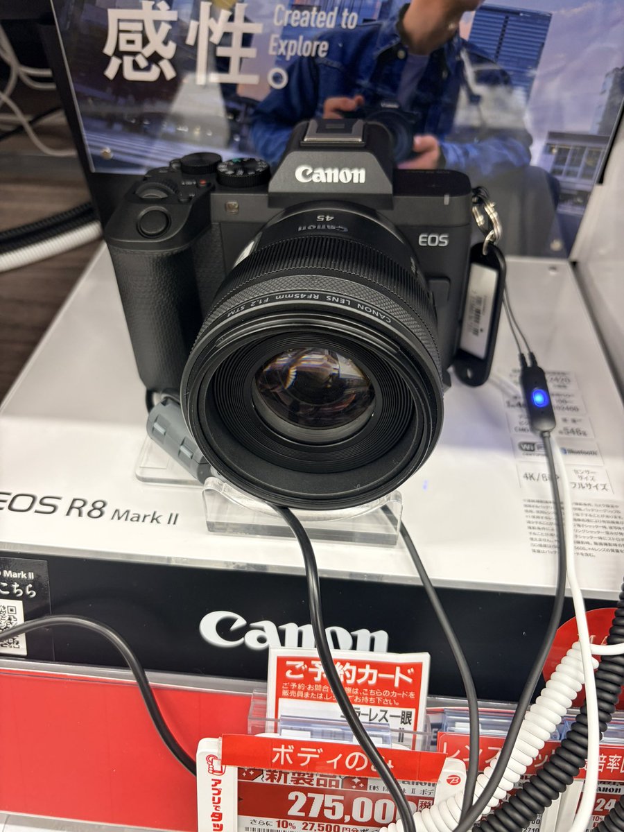 waka2000's tweet photo. ビックカメラ浦和西口店
EOS R8 Mark II先行展示していた。
実物を初めて見たが想像よりやや大きい。質感もしっかりメタル寄り。
ファインダーもナチュラルで電子感はなかった。なんなら以前使っていた7RⅢより光学ファインダーに近い。
発売日まで何度通うだろう

@EOSR8MarkII https://t.co/Xe40VOj7ai