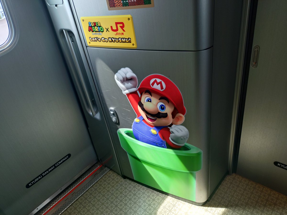 travelliveing's tweet photo. 有田から普通列車で武雄温泉へ
部活帰りの高校生でホームが埋め尽くされてた
新幹線に乗ろうとしてたが接続が悪すぎる（同時発車で逃げていくとは？
特急使っても変わらんし…）
Sマリオラッピングかもめ95号で新大村へ
がっつりラッピングされてた
次はどんなやつかな？
楽しみ
#西九州巡りの旅 https://t.co/x8lK8UolNF