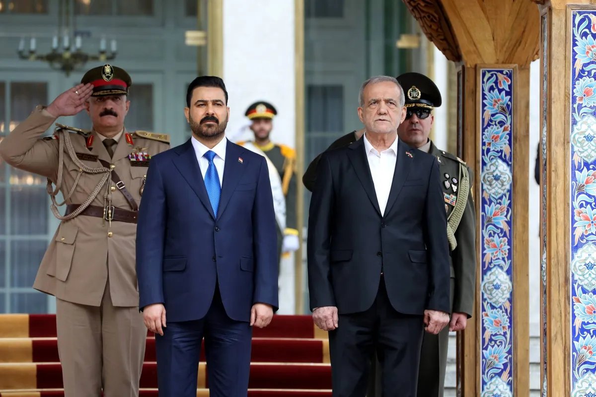 abdullahassahem's tweet photo. بعد ان تسببت ايران للعراق بخسارة ٦٠ مليار دولار ها هي العراق تغلق مطاراتها في وجه ايران...والقنصلية الإيرانية في النجف تخرج بتصريح لافت جدًا..وقالت بمعنى شديد الوضوح:
كيف يُغلق مطار النجف الأشرف... مرقد الإمام الأول للشيعة... وعاصمة آخر أئمتهم... أمام أكبر دولة شيعية في العالم؟!
وهنا يجب أن نتوقف قليلا...هذا العراق...واحد من أقرب البلدان سياسيا واقتصاديا وجغرافيا إلى طهران بعد 2003.
ومع ذلك...عندما أصبح الخيار بين استمرار الرحلات الإيرانية...وبين المخاطرة بالنظام المالي والدولار الأمريكي...اختار العراق حماية مصالحه المالية.

لكن خلف هذه القصة...هناك غضب عراقي أكبر بكثير....ففي الوقت الذي تطالب فيه إيران العراق بأن يقف معها أمام العقوبات الأمريكية ويتحمل الضغط الاقتصادي...كان العراق نفسه طوال الأشهر الماضية يطالب إيران بشيء بسيط جدا:
اسمحوا لنا بتصدير نفطنا عبر مضيق هرمز....والنتيجة؟ رفضت ايران ذلك وصدّرت فقط نفطها...رغم ان العراق يعتمد على النفط في نحو 90% من إيرادات الدولة...فـ خسر الشعب العراقي خسارة كبرى...وكان يصدر قبل الأزمة قرابة 3.3 إلى 3.5 ملايين برميل يوميًا...ثم انهارت الصادرات والإيرادات بصورة قاسية.
رغم ان العراق طلب من إيران معاملة خاصة...قال لهم عمليا: أنتم جيراننا...والعلاقة بيننا كبيرة...اسمحوا لنا بعبور ناقلات النفط العراقية.
لكن إيران رفضت ذلك رفضا قاطعا...

وهنا يا صديقي يبدو ان بغداد بدأت تفهم شيئا مهما:
لا يمكن لدولة بحجم العراق أن تبقى رهينة ممر واحد... ولا لدولة واحدة تتحكم عمليا بمصير أهم صادراتها.
ولهذا بدأت بغداد تبحث عن البدائل...تركيا...سوريا... بانياس...وممرات أخرى لإخراج النفط بعيدا عن هرمز.

والآن تأتي العقوبات الأمريكية...فتجد إيران نفسها في مفارقة غريبة جدًا.
ايران التي رفضت منح العراق حرية تصدير نفطه...
تغضب منه اليوم لأنه يرفض منح طائراتها حرية الهبوط في مطاراته.....👌 

لذلك نقول عذرا ايران....لو اراد العراق ان يعاملكم بالمثل لاعلن الحرب عليكم...ولكن مازال لكم في العراق اذناب يتبركون باقدامكم النجسة...

رحم الله العراق وفرّج عن اهله ونصرهم على عدوّهم الايراني... سيبقى العرب هم السند لاخوانهم في العراق ومهما اختلفوا ستعود المياه لمجاريها🌹
