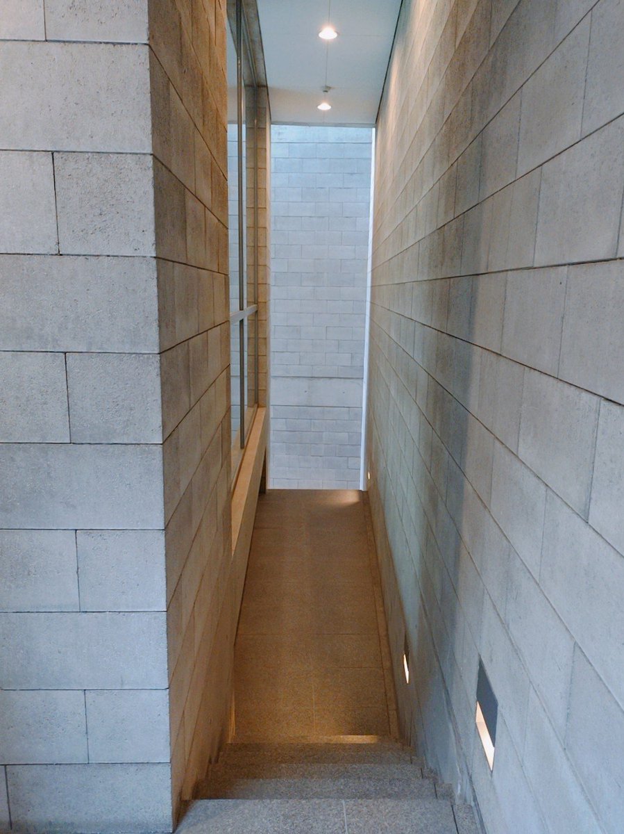 kmnmim's tweet photo. 安藤忠雄のTIME’Sに誕生した京都建築センターの見学ツアーに行ってきた
建築家の本棚なるものもあって素敵
久々に建築巡りもしたいな https://t.co/x90qUfqXuk