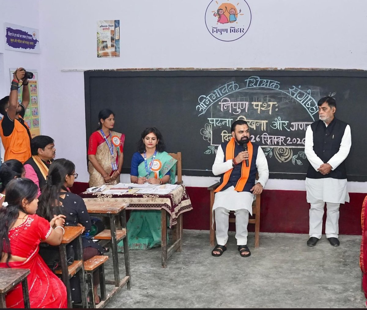 bhelari1's tweet photo. मंत्री तिवारी जी कुर्सी पर बैठे हैं एंड मंत्री यादव जी अपने टांग पर खाड़ा हैं.
लगता है कुर्सी की कमी है या फिर हरा गमछा वाली बात है https://t.co/9bSDFSXZqY