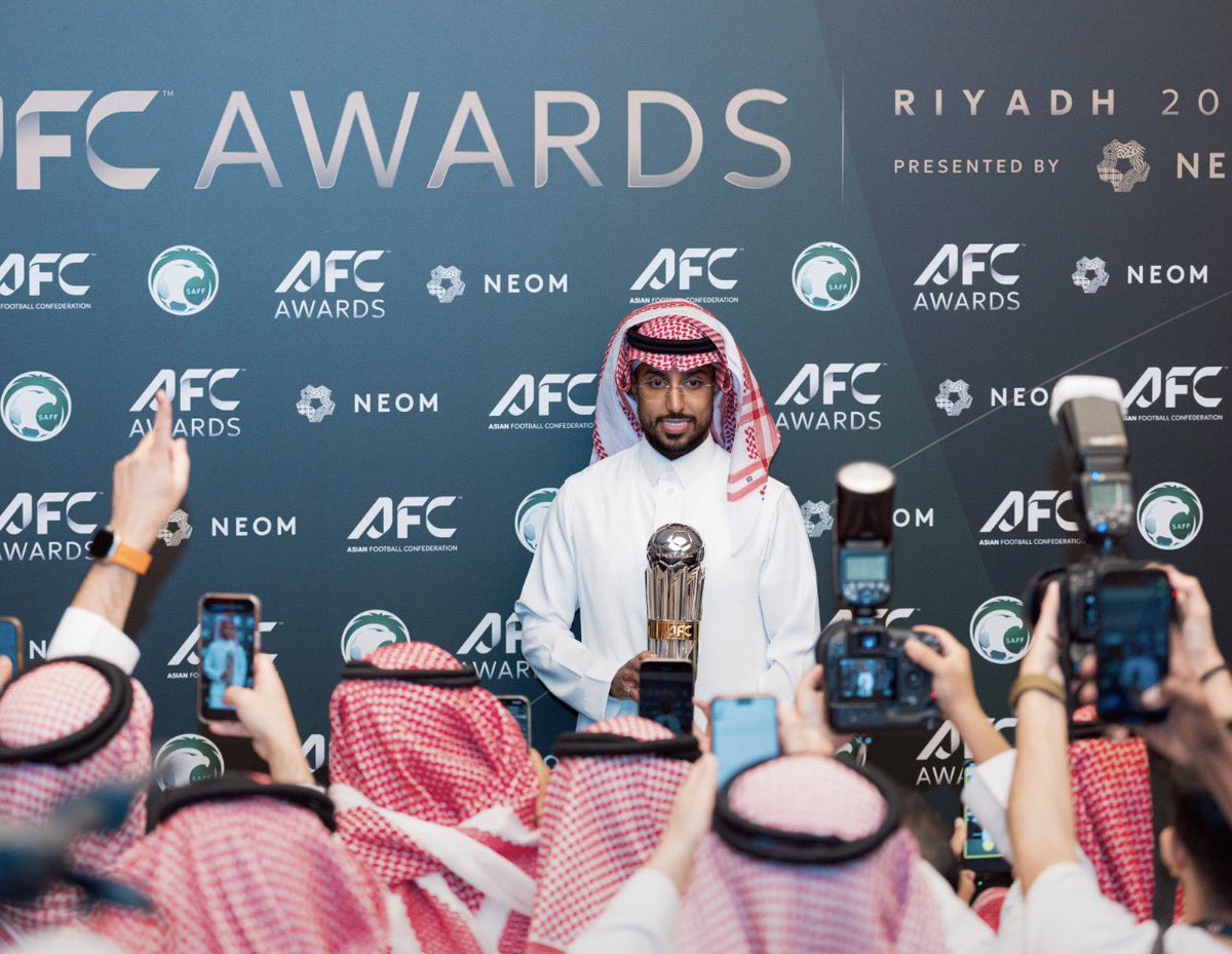 iFalcon10's tweet photo. يكون موجود هاجموه
يكون مستبعد هاجموه
يكون شايل المنتخب لحاله هاجموه 
تكون العناصر اللي معه سيئة هاجموه 
حاضر او غايب يكون حديث وشاغل الناس 

أسطورة الكرة السعودية الاولى وكفى يا سالم 💚 https://t.co/NbdWWwMjzz