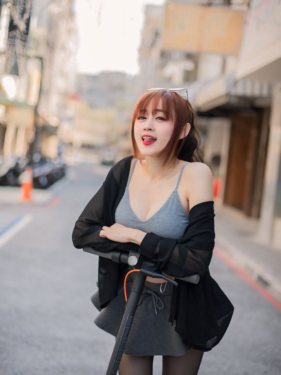 kandy1117's tweet photo. 早呀寶寶們🖤
今天走的是「黑色系小惡魔」路線 😈
請問這套是：
A. 甜辣學姐
B. 搖滾女主角
C. 半夜會偷走你心的人

你們負責留言
我負責漂亮。公平吧？😉

📷 吉吉 https://t.co/NZ33drt6iI