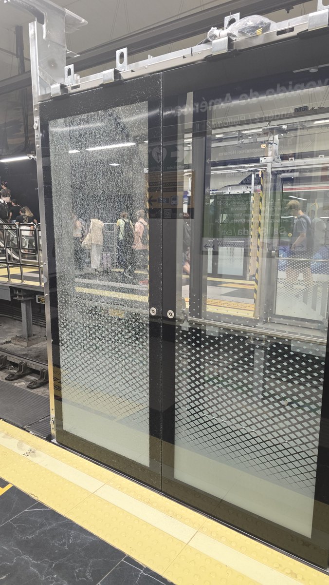 ChungaEnObras's tweet photo. @galixteo @metro_madrid En america ya se rompió hace semanas, creo que ahora le han puesto cinta de balizamiento https://t.co/mkfork7bfl