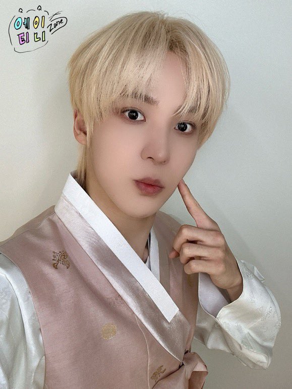 tteeuuaa's tweet photo. 야 ATEEZ 투정 추석 용돈 내놔 https://t.co/3uE5TdGow1