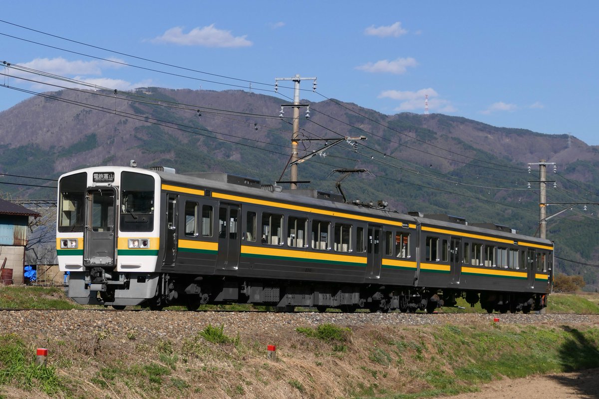 SakuraK28224's tweet photo. 富山地方鉄道21300系（黄＋緑）

（画像はWikipediaのものです）    
 #u_s_o_train #ウソ電 https://t.co/jcWNzoi11T
