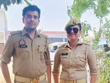 parvezahmadj's tweet photo. आइए, इस सिपाही दंपति को ���लाम करें ....

कन्नौज में आगरा-लखनऊ एक्सप्रेस-वे पर फॉर्च्यूनर डिवाइडर तोड़कर पलट गई। कार में सुल्तानपुर की जिला पंचायत अध्यक्ष उषा सिंह समेत 5 लोग फंस गए। 
वहां से गुजर रहे सिपाही अमित तेवतिया और उनकी पत्नी अर्चना सिंह हादसा देख रुक गए। सिपाही ने कार में फंसे लोगों को निकालने की कोशिश की। कार के दरवाजे नहीं खुलने पर उन्होंने अपनी राइफल से कार के शीशे तोड़े।

सिपाही की पत्नी ने आसपास से गुजर ��हे वाहन चालकों से मदद मांगी। इसके बाद जिला पंचायत अध्यक्ष समेत सभी 5 लोगों को एक-एक कर कार से बाहर निकाला। हादसे में घायल सभी लोगों को अस्पताल में भर्ती कराया गया है।

जय हिन्द...दोस्तो !