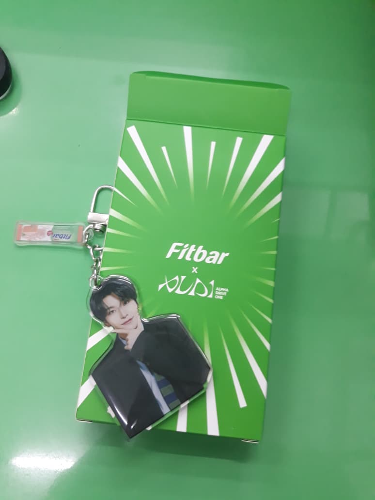 chilonly7's tweet photo. ini bukan box poca gais akupun mengsedih tdi😭 jd ini ada cuma 1 didlm box fitbar nah isinya ya merch diantara poca set a/b, atau keyring atau handmirror gituu.. aku gatau kpn rilis alfa/indo tp ditunggu aja yaa allyz maaf ngeduluin karna aku bnr" gatau kalo baru announce😭😭 https://t.co/MG8IlmylZx