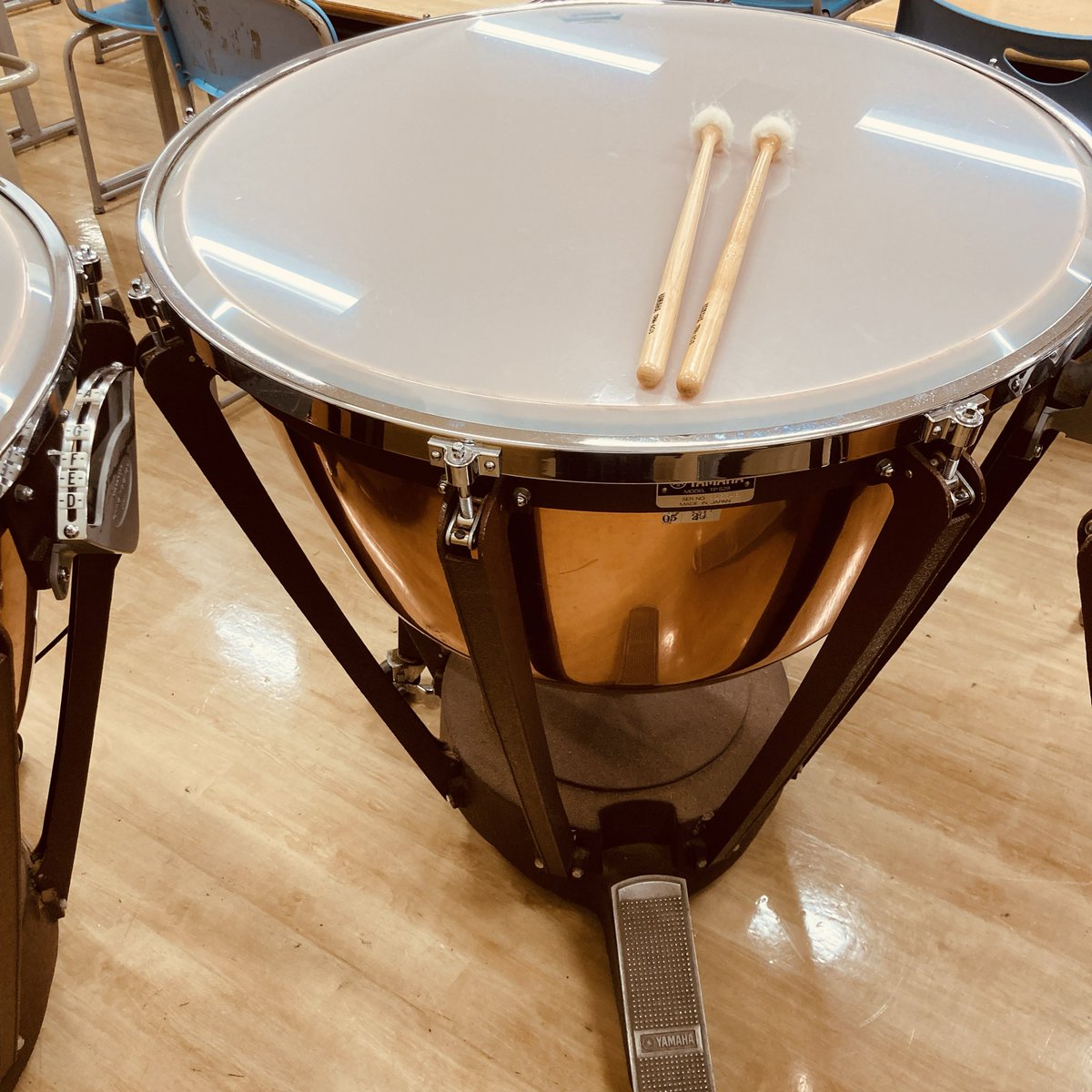 Erinash78's tweet photo. 吹奏楽団の演奏会本番前日🥁
普段楽器触れる時間の少ない打楽器メンバーのために練習会場を押さえてくれたので、打楽器女性4人で本番直前追い込み夜練🪇(男性陣は来ず😇)
毎月パート練したいねって話が出るくらい夜の学校の音楽室貸切は快適✨
お天気心配だけど明日はお客さんたくさん来るといいな☺️ https://t.co/cCQexMCpBS