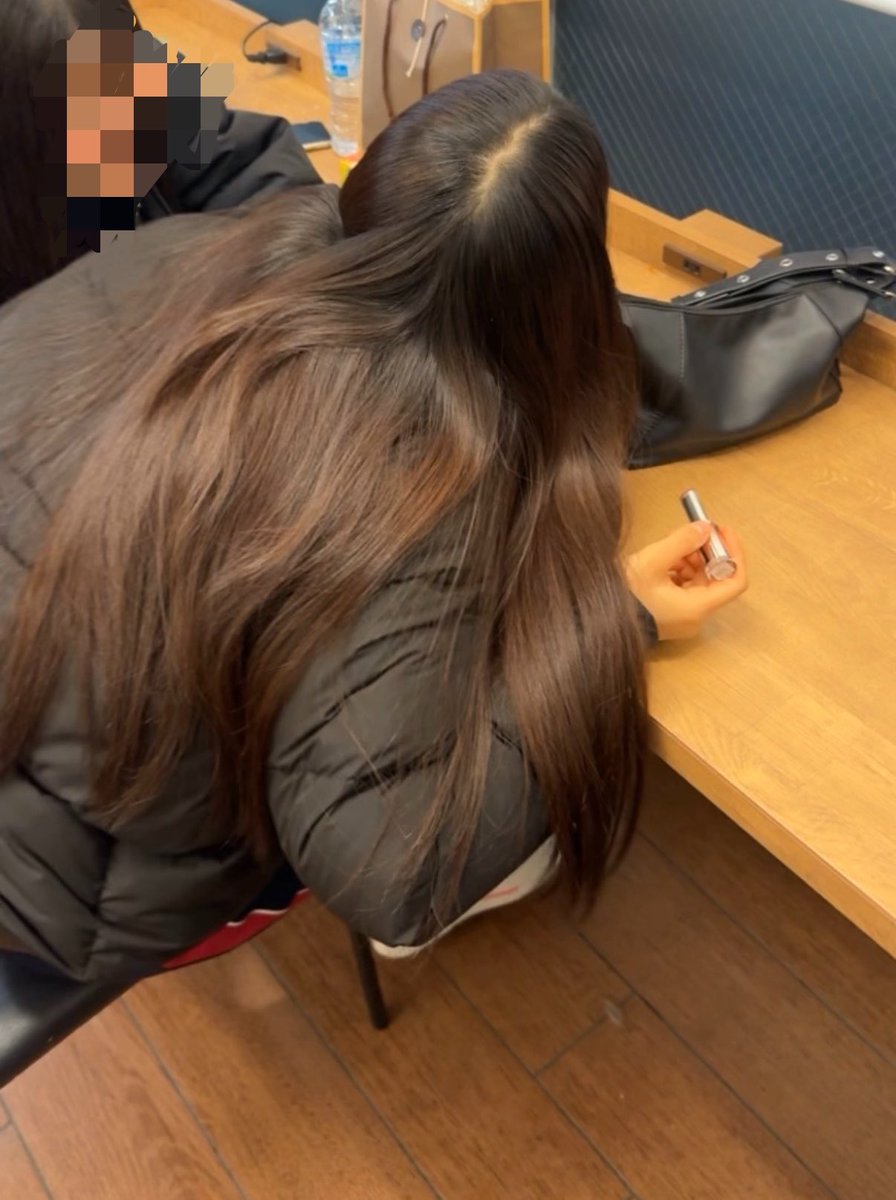 lvb6l's tweet photo. 気が強くて生意気だけど、いつも後ろ姿見最高。
キモがられるから髪フェチなこと言えない。 https://t.co/ss55V9m4cG