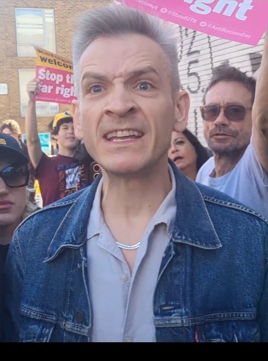 SeddSezz's tweet photo. What a wanker.

A face and outfit that epitomises the left. 

Vile. https://t.co/k8T5hea7C0