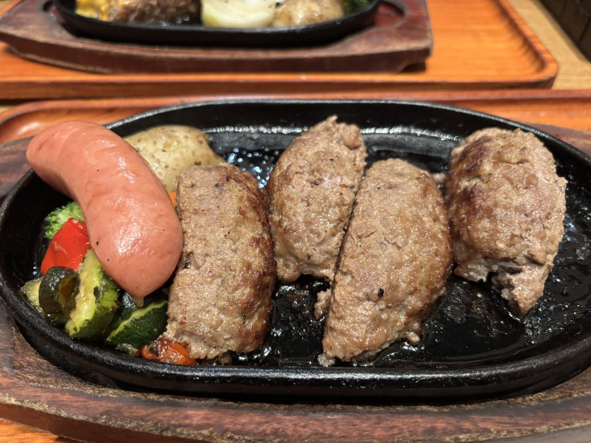 HappyShunon's tweet photo. 今日は「いしがまや」でいつものハンバーグにソーセージトッピング（ご飯なし、ソースなし）
#低糖質ダイエット #いしがまや #外食ダイエット #ハンバーグ https://t.co/Pf0TnwJQof