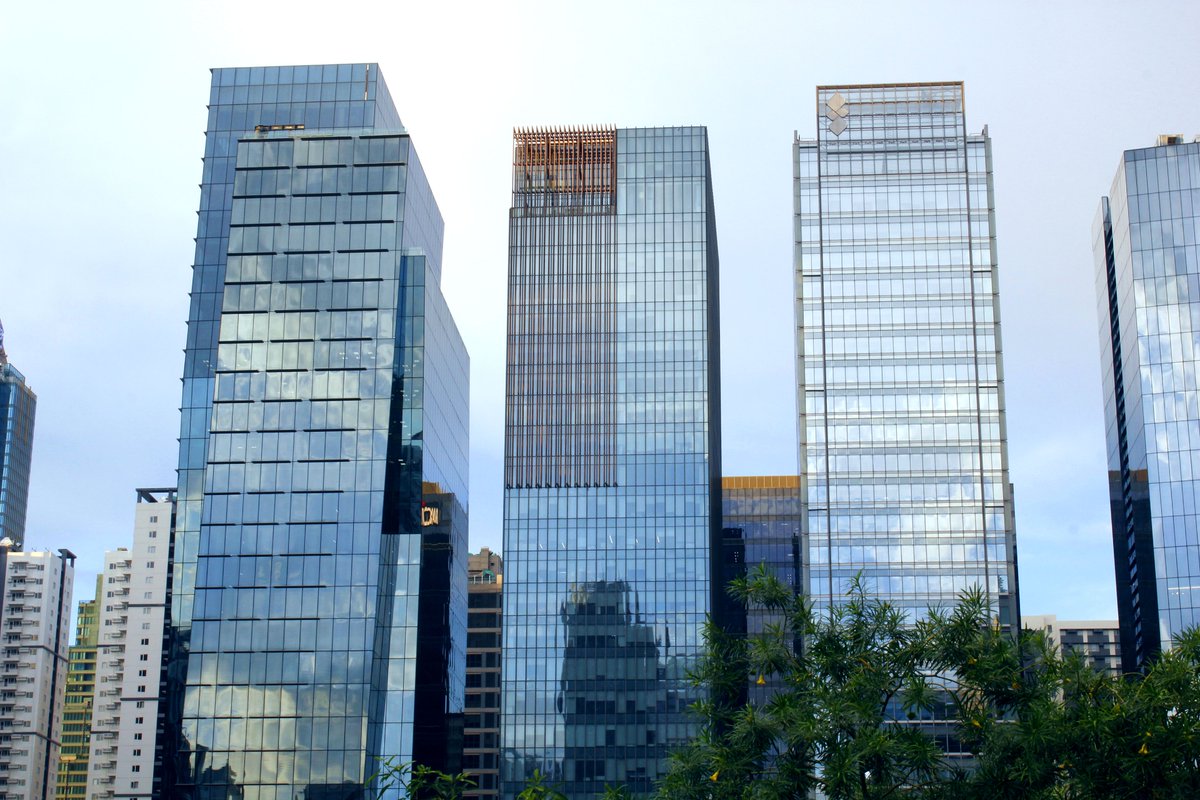 authoramish's tweet photo. The Western Thappa That Turned Indian Buildings Into Ovens.

We copied a Western idea.

A towering, fully sealed glass building with central air-conditioning.

It looks modern. It looks global.

But is it designed for India? 🧵1/13