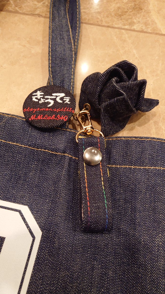 mayarpr's tweet photo. キーホルダーを作ったり、可愛いデニム折りバラ買わせてもらったりしました。オマケでもらえたポストカードも嬉しい😄グッズブースではトレカや推し選手のデニムトートが買えました。

#澤田健太 #福山シティFC #デニムの日 #福山市立坪生小学校 #福山大学 #デニム折りばら #デニムキーホルダー https://t.co/RuT5MwZbDT