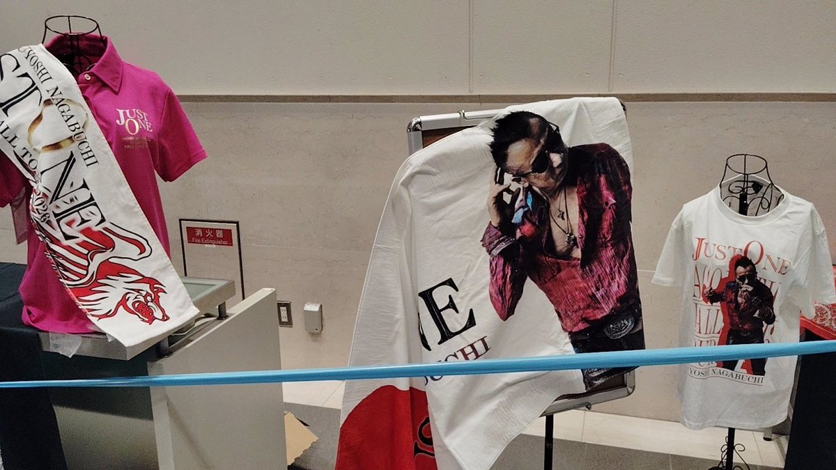 higumasun's tweet photo. 通りすがりに撮影したツアーグッズの品々。 https://t.co/bJKgb1FeqN