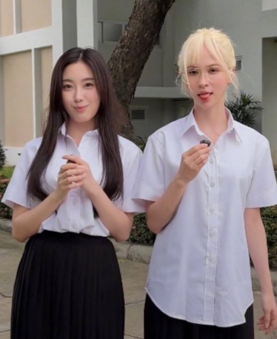 park_nawa's tweet photo. เผลอยิ้มมั้ย                                แลบลิ้นอีกแล้วเป็นอะไร https://t.co/eITh2rSNAy
