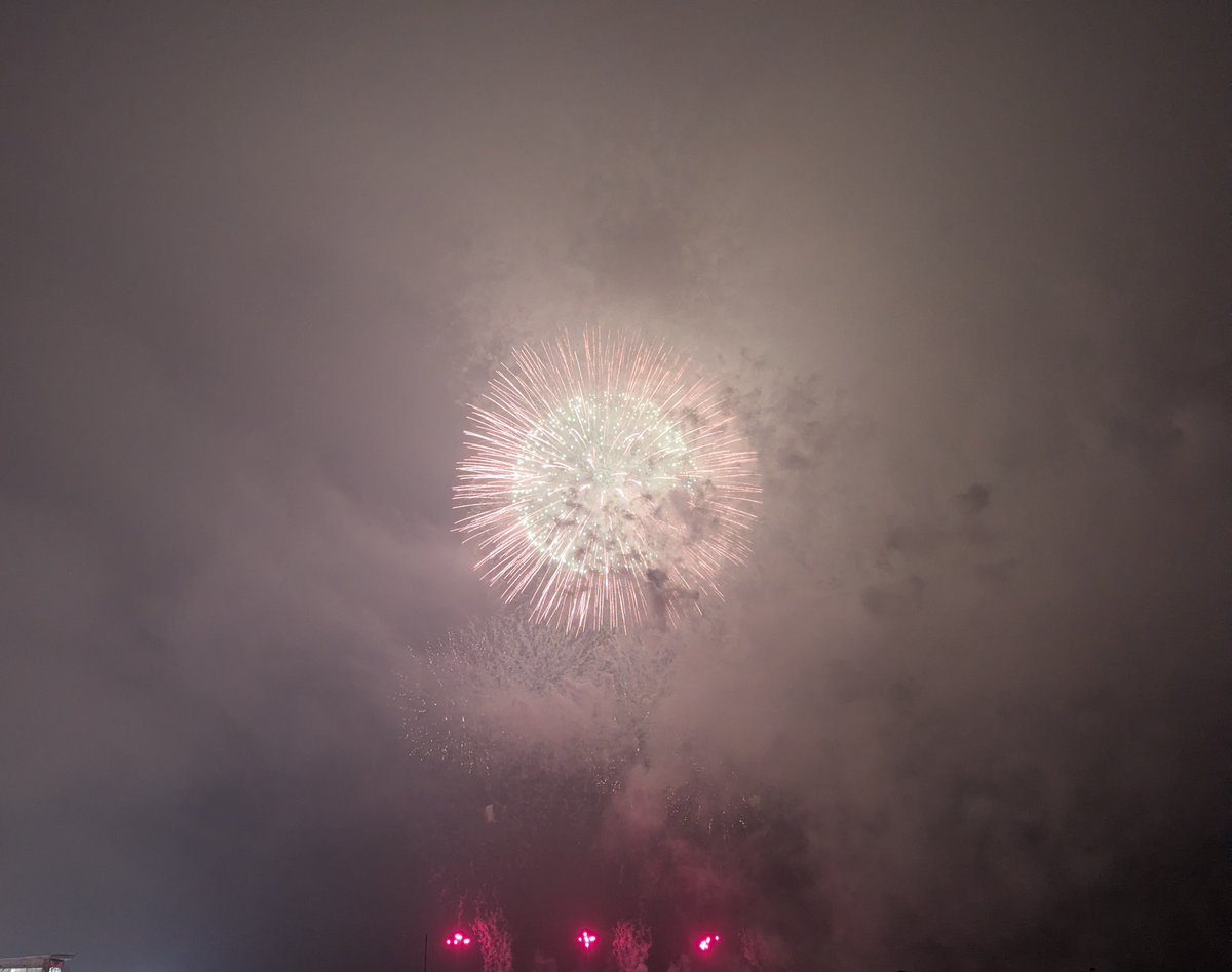 SITK_'s tweet photo. 大洗の花火きたにょ
雨がやばいがすごい https://t.co/di1YL9E7pb
