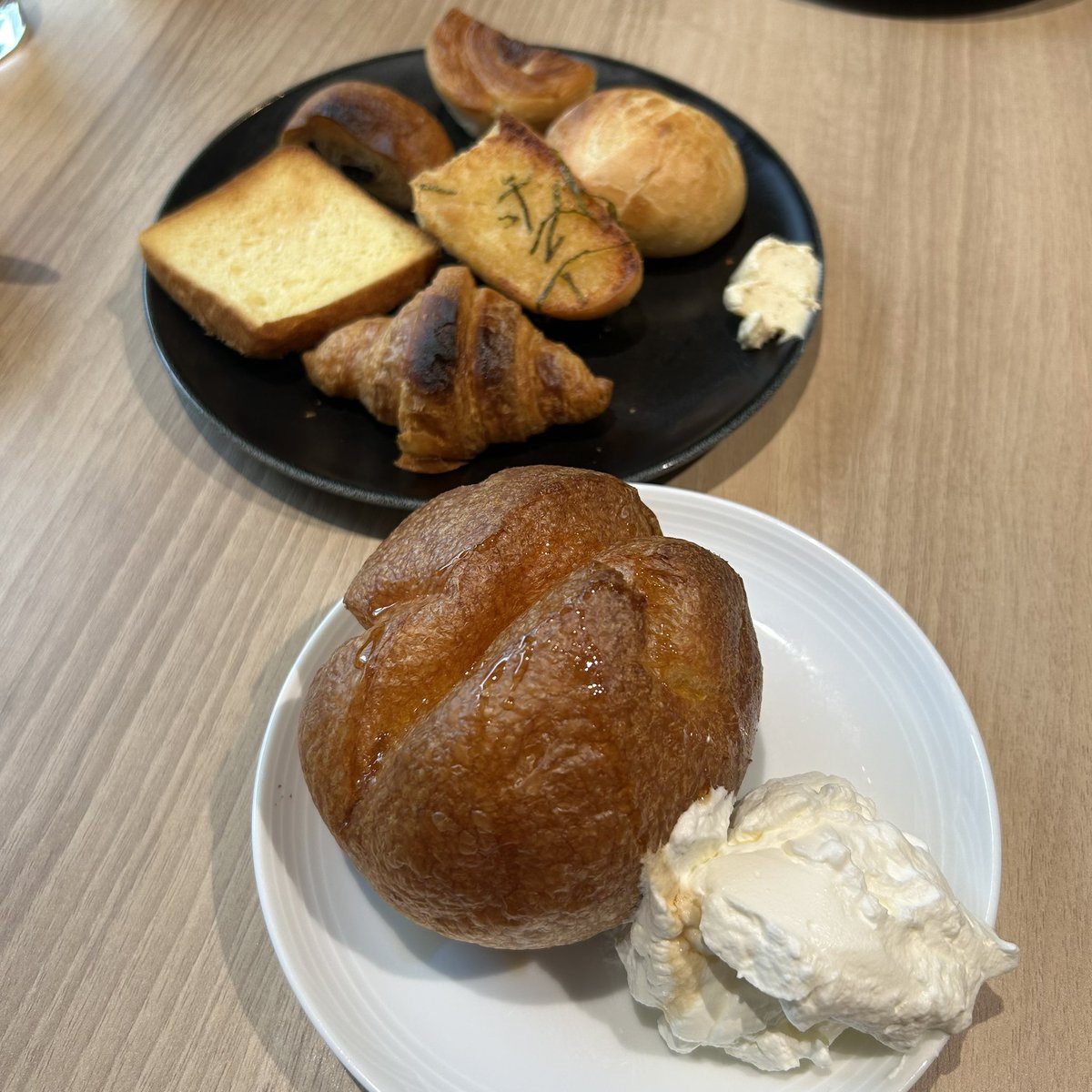 matarumataru's tweet photo. 久しぶり過ぎて勝手が分からず右往左往🤣
一通り取ってきた

お肉類が多い印象

パン類はトースターでリベイク
明太フランスうま
ポップオーバーのデカさにテンション上がる🤣
サクサクで軽くておいぴこ☺️
生クリーム鬼盛りした😂

スイーツは…う〜ん
カヌレは好みのカリカリで良き

↓続く https://t.co/jQyfpcGWK1