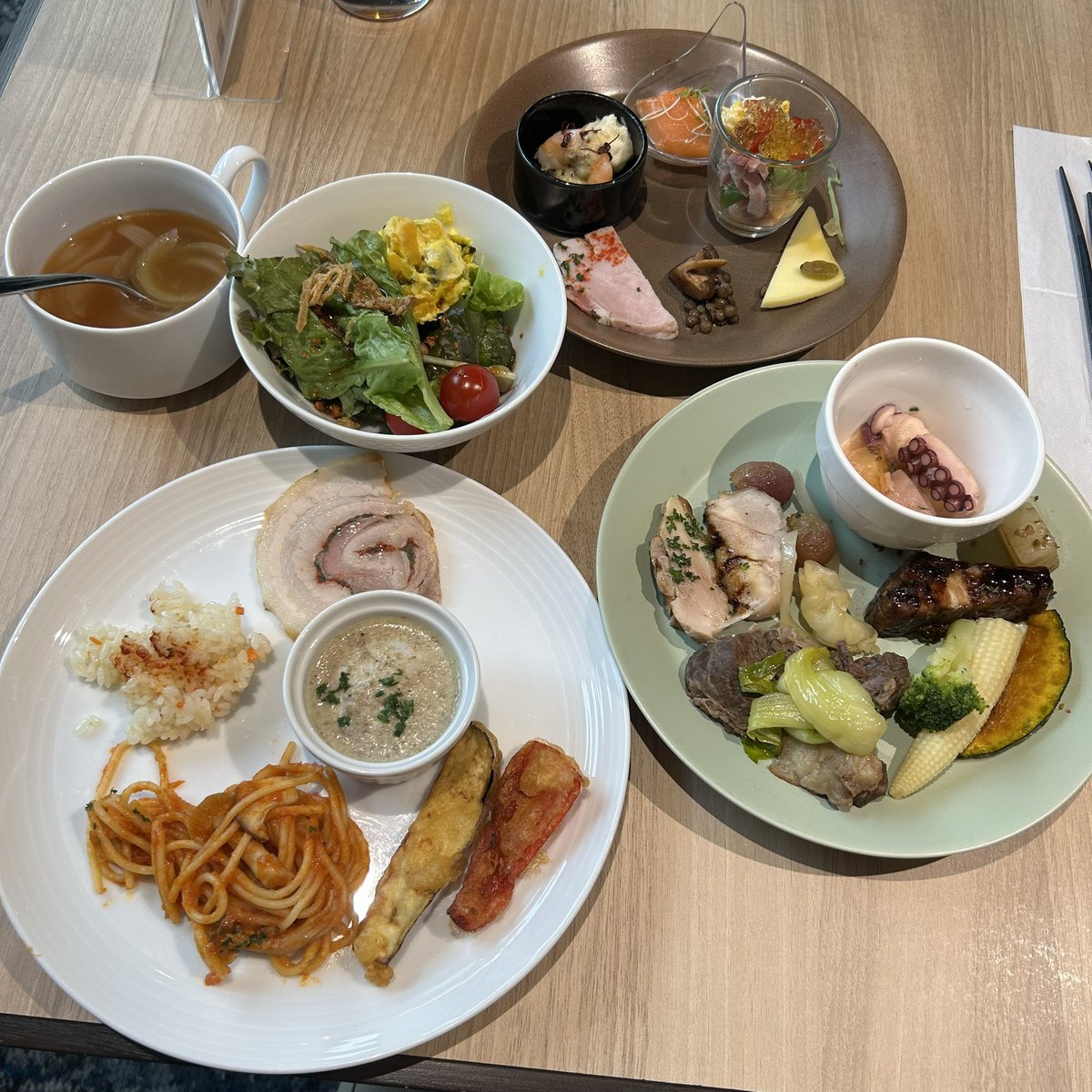 matarumataru's tweet photo. 久しぶり過ぎて勝手が分からず右往左往🤣
一通り取ってきた

お肉類が多い印象

パン類はトースターでリベイク
明太フランスうま
ポップオーバーのデカさにテンション上がる🤣
サクサクで軽くておいぴこ☺️
生クリーム鬼盛りした😂

スイーツは…う〜ん
カヌレは好みのカリカリで良き

↓続く https://t.co/jQyfpcGWK1