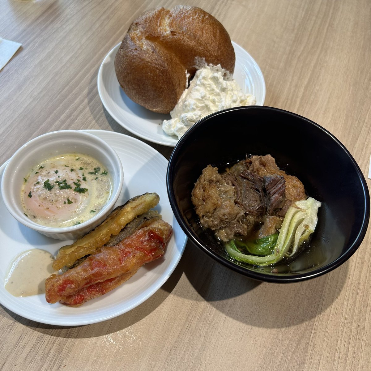matarumataru's tweet photo. 種類豊富でパンたくさん食べたせいか
リピ出来たのはコレだけ😂
お気に入りだけ持ってきた

ポップオーバー＆クリーム鬼盛り
無限に食べたかった🤭

和牛のコンソメ煮
お肉プルプルで旨し 
 
野菜のフリカッセ
パプリカとナス？ズッキーニ？
めちゃ旨過ぎる😊

温泉玉子も旨し

腹パンでご馳走さま😋 https://t.co/P88VMlAPA0