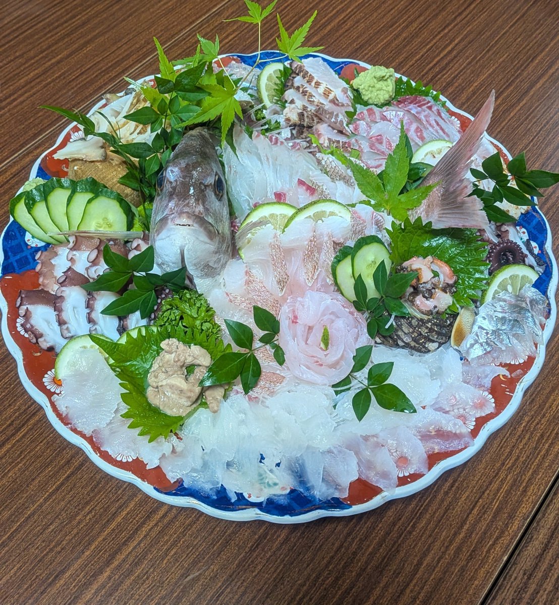kichiami's tweet photo. 漁が終わり、
お疲れ様でした会をスタッフさんと
県外から来てくれてる方 もいて
地元できになっていた
#つるや荘    さんへ
刺身盛りも
天ぷら
唐揚げ煮物って
豪華すぎー
今まで来なかったのが悔やまれます

ゲストハウスに来られた方も
絶対満足のハズ
良い目玉ができましたーー https://t.co/tHshYiUms4