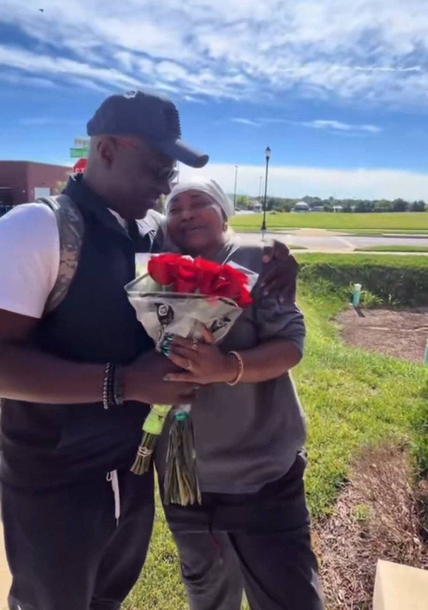 OyoNews1's tweet photo. Mercy Aigbe's husband, Alhaji Adeoti flew to Canada just to give her a bouquet of flowers. See love oh! https://t.co/QhFtocphcd