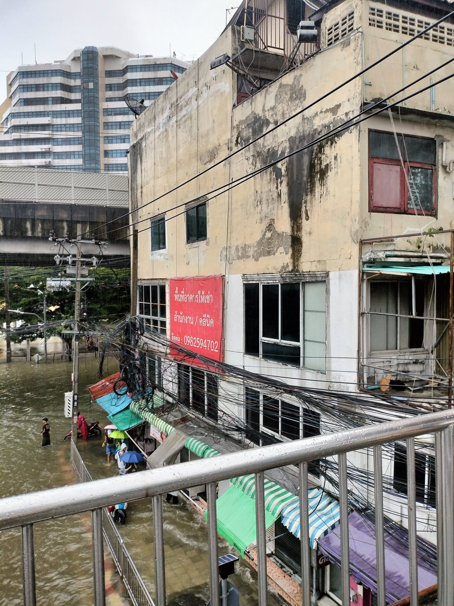 sispowderr's tweet photo. รบกวนช่วยรีทวิต

❌บริเวณปากซอยรามคำแหง 39 ข้างโรงเรียนวัดเทพลีลา

มีน้องแมวอยู่บนหลังคา 3 ตัว บริเวณปากซอยรามคำแหง 39 ติดสะพานลอย ตอนนี้ฝนแรงขึ้น รบกวนหน่วยงานที่เกี่ยวข้องเข้ามาช่วยเหลือน้องทีค่า

#น้ำท่วม #ฝนตก https://t.co/csUr14yFLO