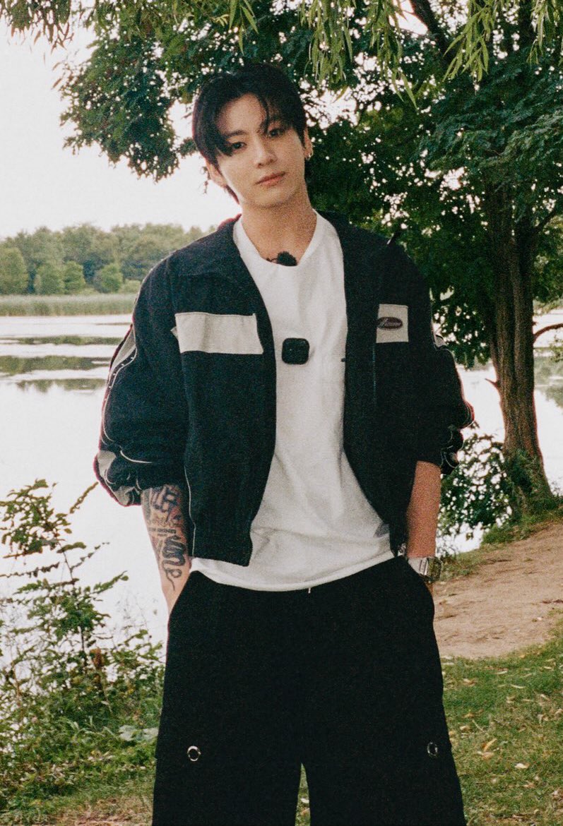 archiveforJK's tweet photo. this is one of jungkook’s most boyfriend pics ever. https://t.co/8qox6vfbzm