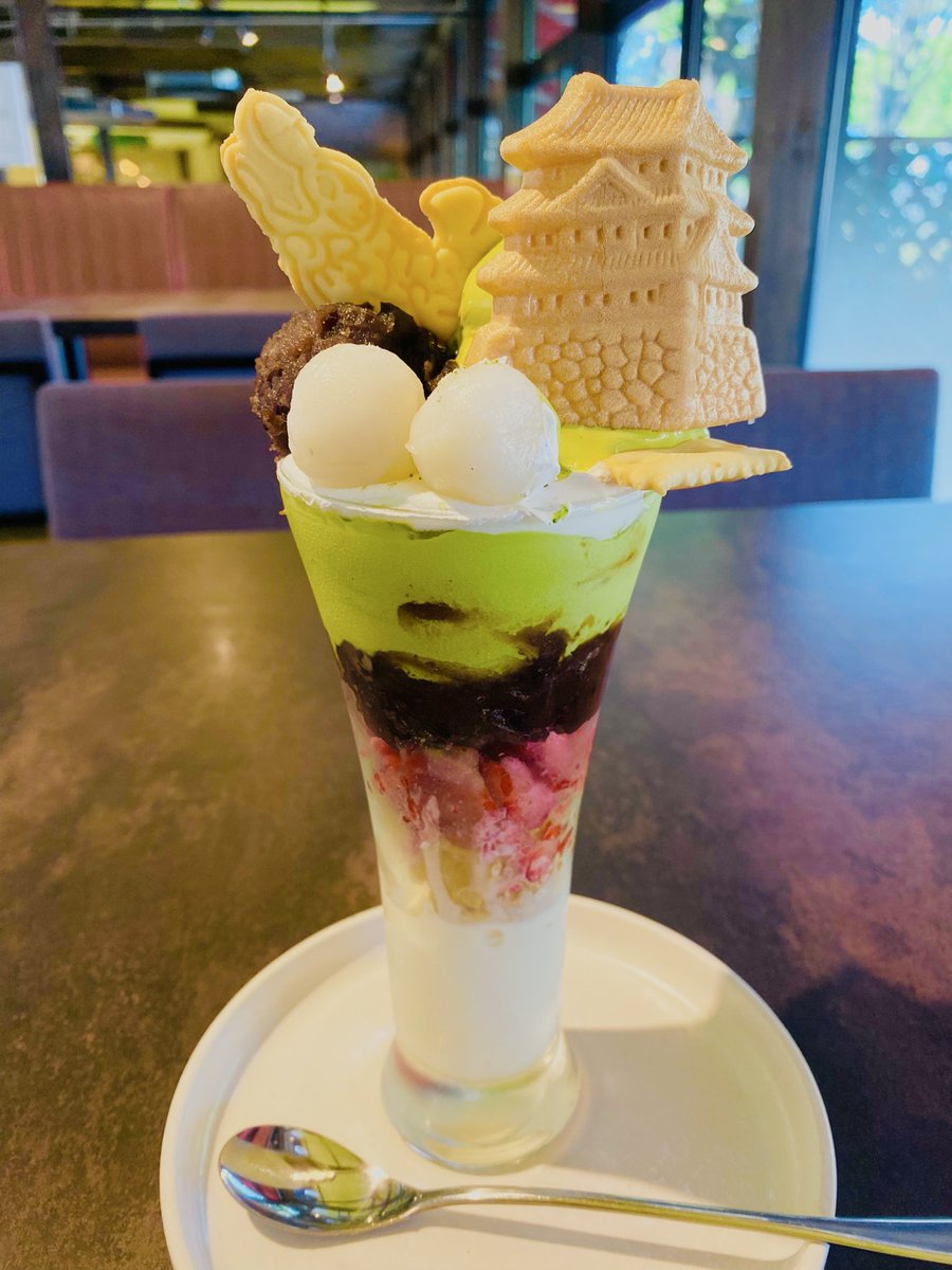 kuromamesiva's tweet photo. ライブまで名古屋市内散策

名古屋城
天守閣は耐震都合で入場規制され登れず
本丸御殿の見学へ
豪華絢爛✨✨虎かわい
土産屋にやはりあるよね
記念メダル、ディズニーコラボ！！！
暑さ限界と
金シャチ横丁のカフェで笑いを誘うパフェ見つける
キャッスルパフェ https://t.co/ZhIVs0DPfW