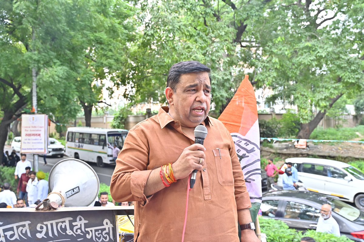 INCanilbhardwaj's tweet photo. SIR की आड़ में ‘वोट चोरी’ की आशंका और लोकतंत्र पर हमले के खिलाफ दिल्ली कांग्रेस का हल्लाबोल।

25 सितंबर को राउज़ एवेन्यू से निर्वाचन सदन तक श्री @devendrayadvinc जी  के नेतृत्व में प्रदर्शन हुआ। श्री @qazinizamuddin जी , श्री @danishabrar2016 जी , महिला कांग्रेस की राष्ट्रीय अध्यक्ष श्रीमती @LambaAlka  जी , सम्मानित पूर्व सांसद ,पूर्व मंत्री ,पूर्व विधायक, प्रदेश  कांग्रेस के पदाधिकारी व ज़िलाध्यक्ष  कार्यकर्ताओं  के साथ बड़ी संख्या में उपस्थित थे  ।

कां��्रेस ने SIR के स्वतंत्र ऑडिट, पारदर्शिता और जवाबदेही की मांग के साथ पूछते हुए की आख़िर चुनाव आयोग किस���े इशारे पर काम कर रहा है ,मुख्य चुनाव आयुक्त के इस्तीफे की मांग की ।
एक-एक वोट की रक्षा—लोकतंत्र की रक्षा।
#वोट_चोरी #SIR #लोकतंत्र_बचाओ