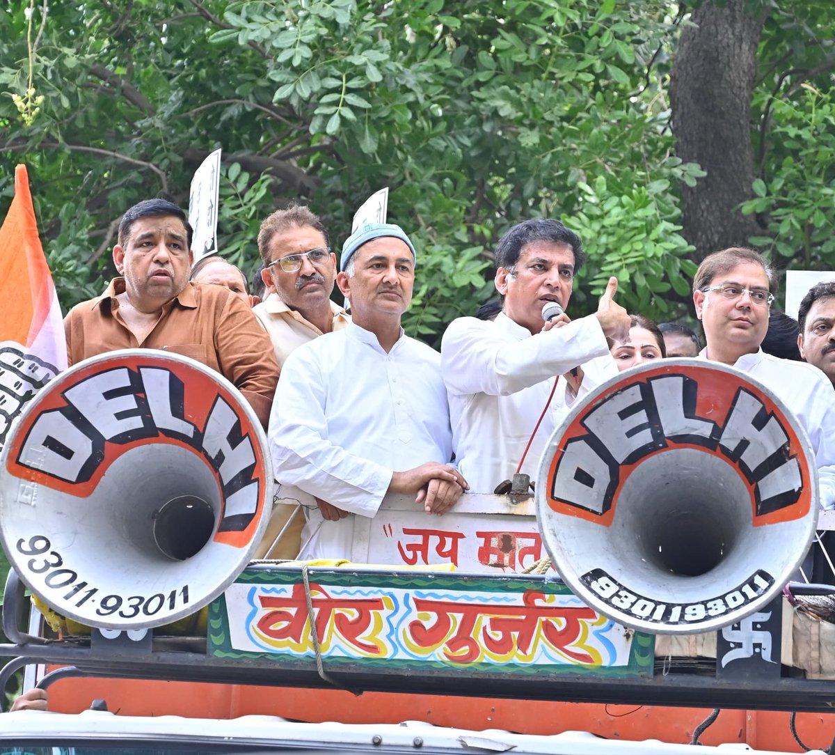 INCanilbhardwaj's tweet photo. SIR की आड़ में ‘वोट चोरी’ की आशंका और लोकतंत्र पर हमले के खिलाफ दिल्ली कांग्रेस का हल्लाबोल।

25 सितंबर को राउज़ एवेन्यू से निर्वाचन सदन तक श्री @devendrayadvinc जी  के नेतृत्व में प्रदर्शन हुआ। श्री @qazinizamuddin जी , श्री @danishabrar2016 जी , महिला कांग्रेस की राष्ट्रीय अध्यक्ष श्रीमती @LambaAlka  जी , सम्मानित पूर्व सांसद ,पूर्व मंत्री ,पूर्व विधायक, प्रदेश  कांग्रेस के पदाधिकारी व ज़िलाध्यक्ष  कार्यकर्ताओं  के साथ बड़ी संख्या में उपस्थित थे  ।

कां��्रेस ने SIR के स्वतंत्र ऑडिट, पारदर्शिता और जवाबदेही की मांग के साथ पूछते हुए की आख़िर चुनाव आयोग किस���े इशारे पर काम कर रहा है ,मुख्य चुनाव आयुक्त के इस्तीफे की मांग की ।
एक-एक वोट की रक्षा—लोकतंत्र की रक्षा।
#वोट_चोरी #SIR #लोकतंत्र_बचाओ