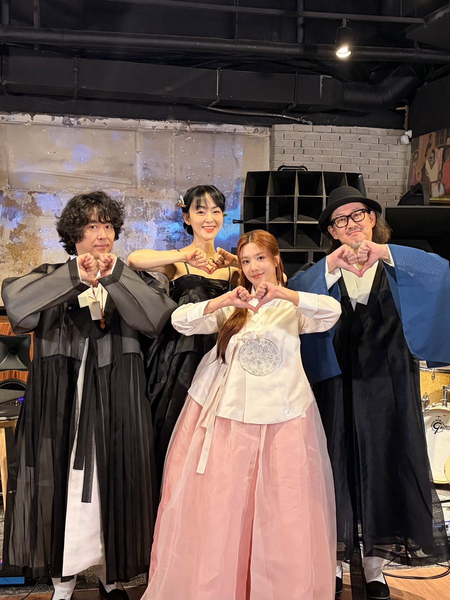 JaurimOfficial's tweet photo. 📸클럽곡소리 BEHIND PHOTO

EP.12 🌕추석특집🌕 "데자부인가...?" 추석에 큰집 간 모먼트인 줄🤣 권은비와 함께 한가위 대잔치 [클럽곡소리] @kwoneunbi_offcl

#자우림 #JAURIM
#자우림씨외2명 #클럽곡소리
#권은비 #KWONEUNBI https://t.co/1s7SqZFdEn