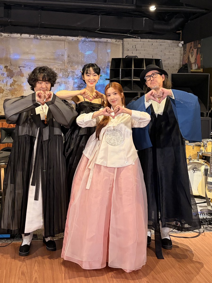 JaurimOfficial's tweet photo. 📸클럽곡소리 BEHIND PHOTO

EP.12 🌕추석특집🌕 "데자부인가...?" 추석에 큰집 간 모먼트인 줄🤣 권은비와 함께 한가위 대잔치 [클럽곡소리] @kwoneunbi_offcl

#자우림 #JAURIM
#자우림씨외2명 #클럽곡소리
#권은비 #KWONEUNBI https://t.co/1s7SqZFdEn