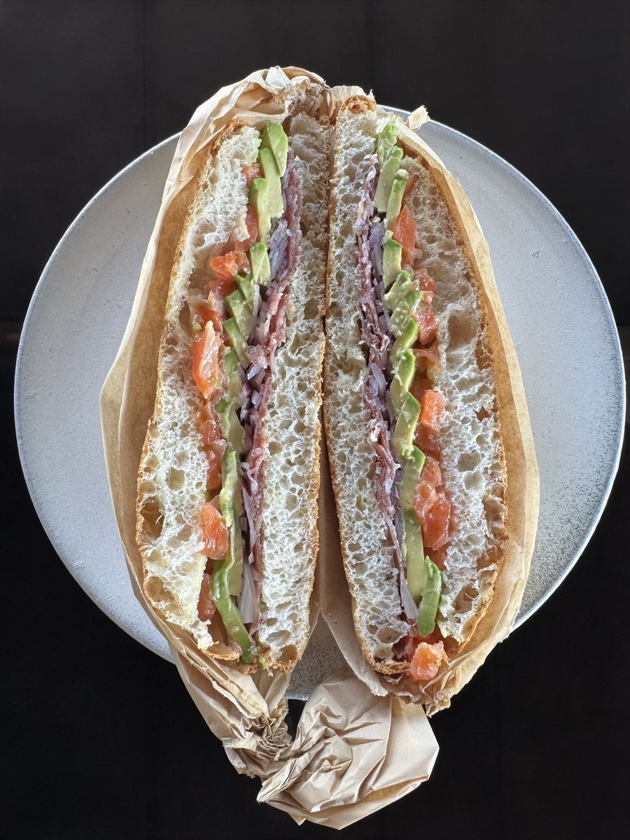 grande_bambu's tweet photo. サーモンパニーノ
Panino con salmone
(天使のチャバッタ ソプレッサータ 赤玉ねぎ アボカド サーモンマリネ)
#氷見パニノテカ https://t.co/QolcWEz4JX