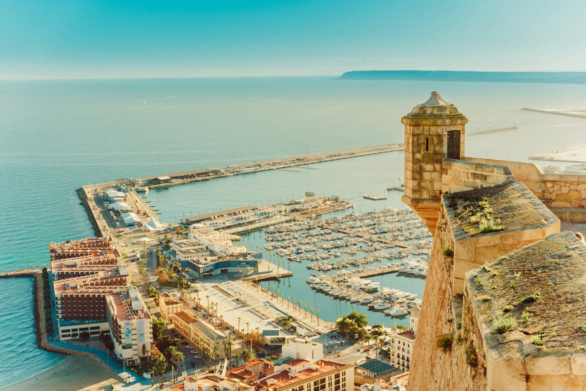 VeroSinmapa's tweet photo. 🚘¿Vas a #Alicante por primera vez? Te confieso que ¡yo volvería mañana mismo!

😎 He estado 4 veces y he preparado una guía con mis sitios y planes imprescindibles para disfrutar al máximo de la ciudad -y alrededores-.

📝 Te la comparto aquí ⇨  https://t.co/xZSPW1rImr https://t.co/HVfF5OLotK