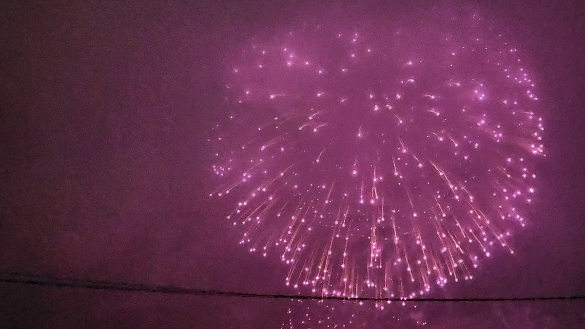 kagemizu's tweet photo. 小雨降る中大洗花火大会始まりました(´ω｀)
上のほうは雲が掛かってるけどｗ https://t.co/420h2rmy4h