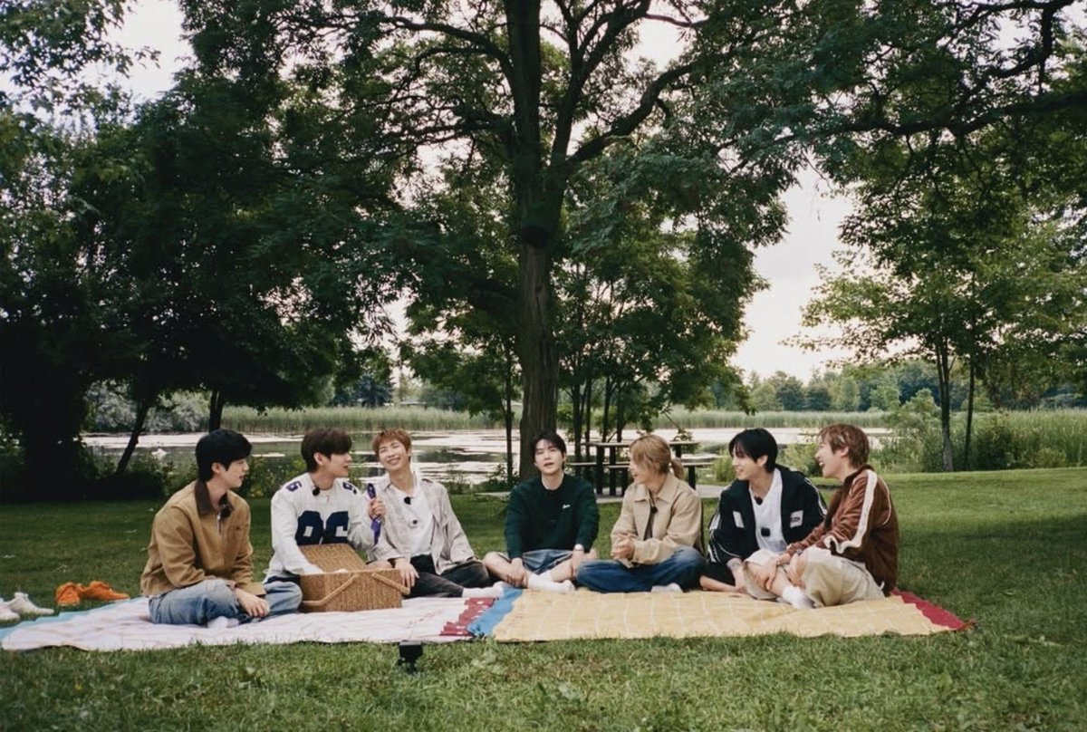 myyouwithjk's tweet photo. NEW OT7 PIC 😭😭😭 https://t.co/aS7fSs6u46